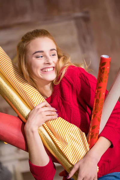 Mulher segurando rolos de papel de embrulho — Fotografia de Stock