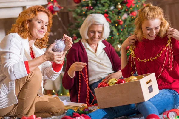 Famiglia divertirsi con decorazioni natalizie — Foto stock