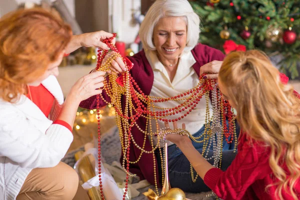 Famiglia divertirsi con decorazioni natalizie — Foto stock