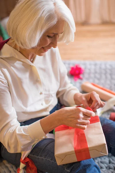 Donna avvolgente regalo di Natale — Foto stock