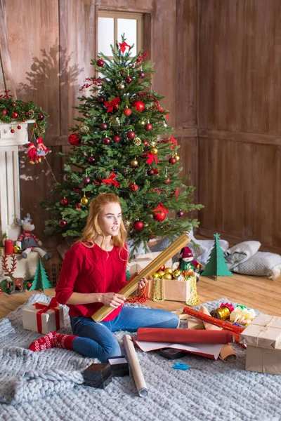 Mädchen wickelt Geschenkboxen ein — Stockfoto