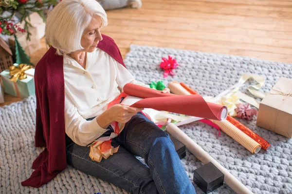 Mujer envolviendo regalos de Navidad - foto de stock