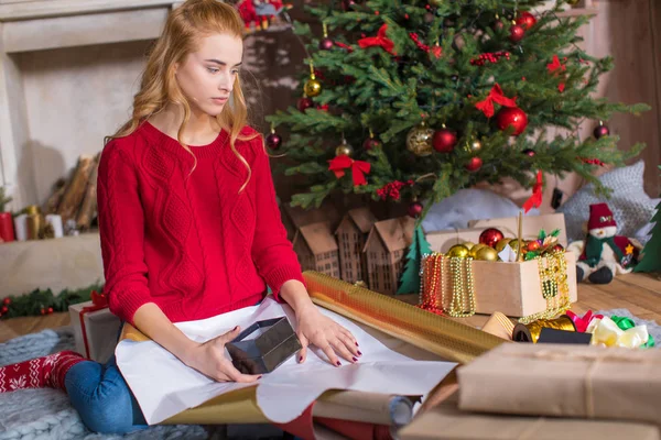 Chica envoltura caja de regalo - foto de stock