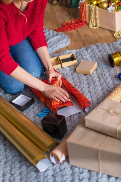 Mädchen wickelt Geschenkboxen ein — Stockfoto