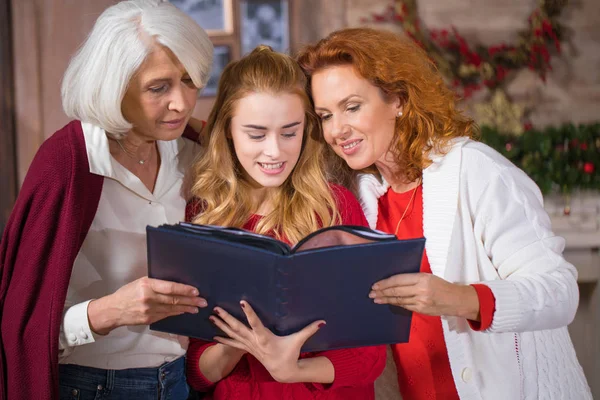 Семья смотрит на фотоальбом — стоковое фото