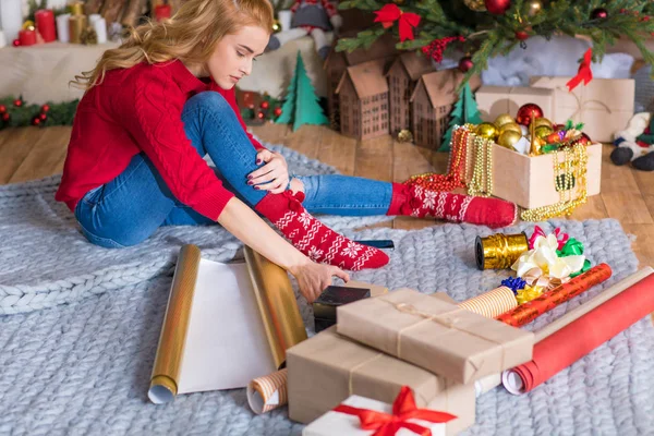 Mädchen wickelt Geschenkboxen ein — Stockfoto