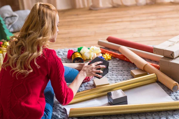 Ragazza incartando scatole regalo — Foto stock