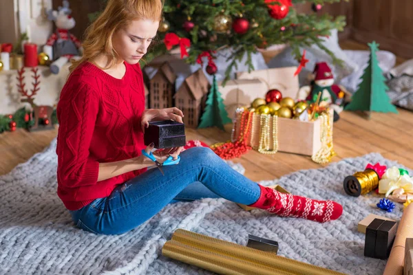 Mädchen Verpackung Geschenkbox — Stockfoto
