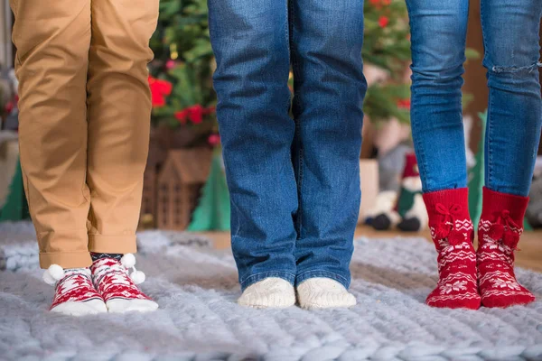 Pieds féminins en chaussettes tricotées — Photo de stock