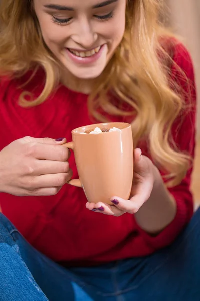 Mädchen trinkt heiße Schokolade — Stockfoto