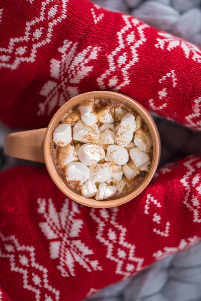 Pieds féminins et tasse avec chocolat chaud — Photo de stock