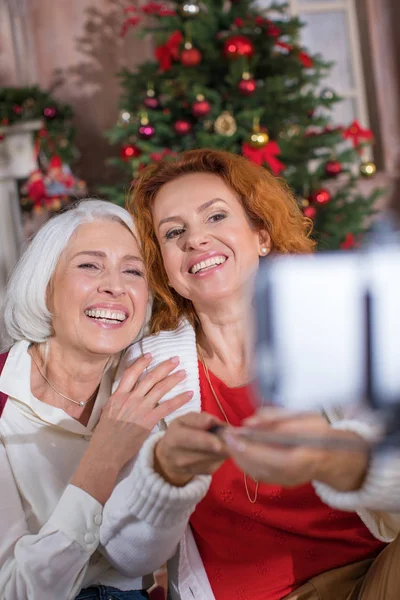 Zwei Frauen machen Selfie — Stockfoto