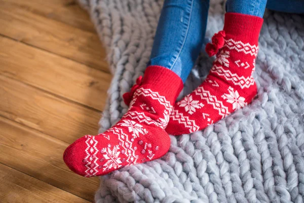 Frauenfüße in Socken — Stockfoto
