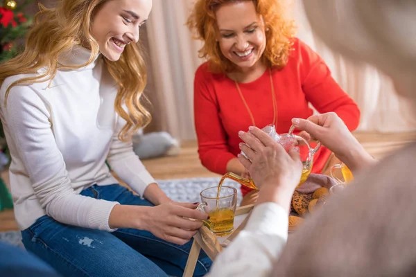 Frau schenkt Tee ein — Stockfoto