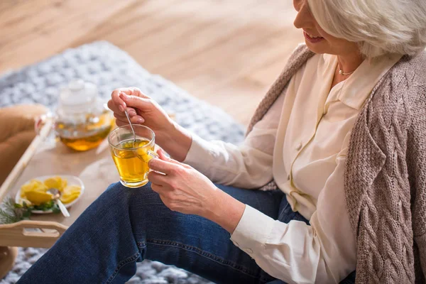 Frau trinkt Tee — Stockfoto