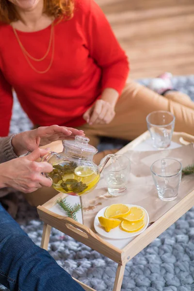 Woman pouring tea — Stock Photo