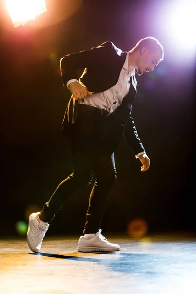 Homme élégant dansant — Photo de stock