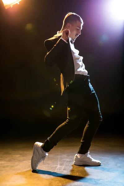 Hombre con estilo bailando - foto de stock