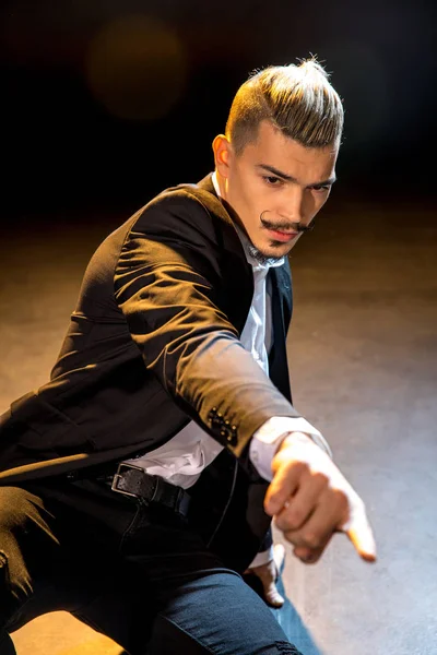 Handsome man in suit — Stock Photo