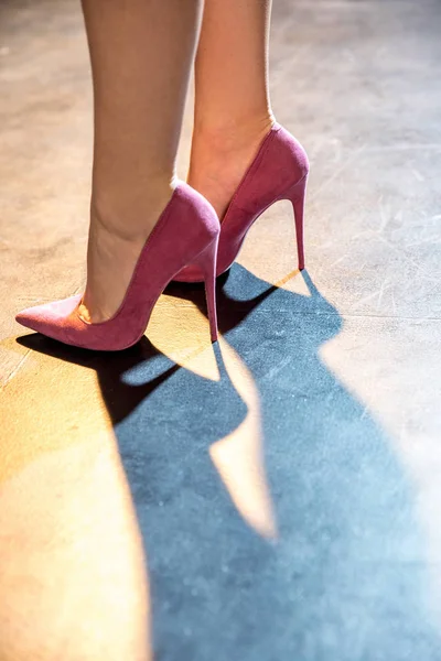 Pernas femininas em sapatos rosa — Fotografia de Stock