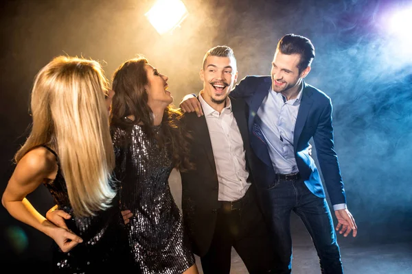 Amigos felizes comemorando — Fotografia de Stock