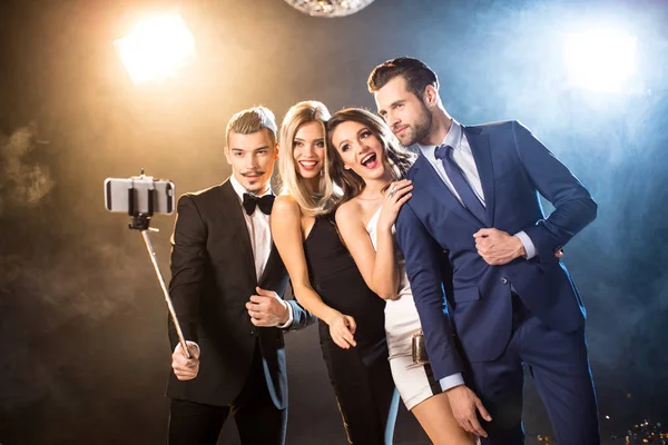 Amici felici prendendo selfie — Foto stock