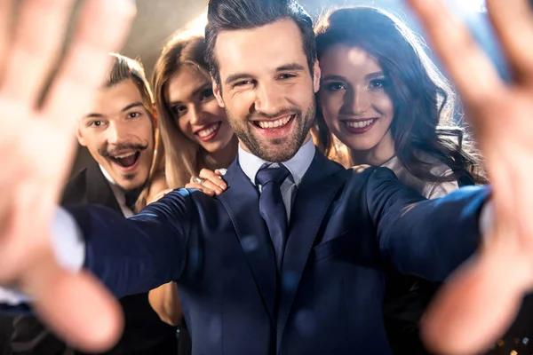 Glückliche Freunde beim Selfie — Stockfoto