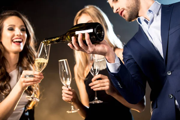 Amis heureux buvant champagne — Photo de stock