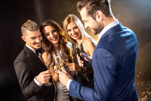 Amigos felices bebiendo champán - foto de stock