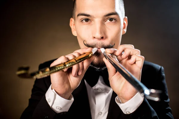 Hombre soplando en sopladores de fiesta - foto de stock