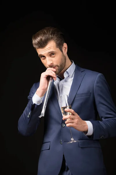 Giovane uomo che celebra — Foto stock