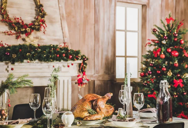 Pavo asado en mesa de vacaciones - foto de stock