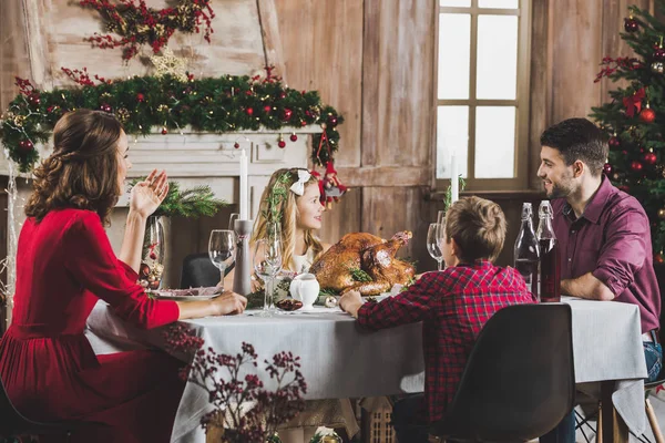 Família feliz na mesa de férias — Fotografia de Stock