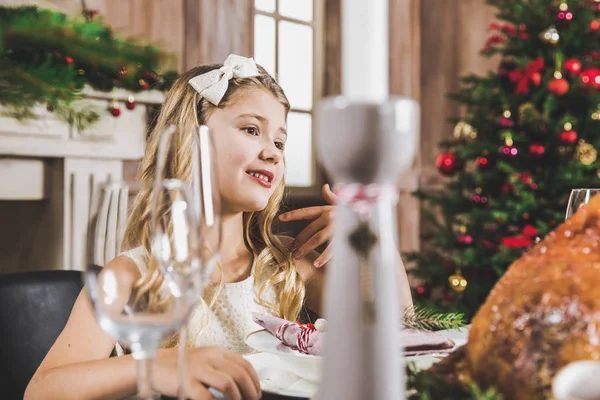 Menina bonito na mesa de férias — Fotografia de Stock