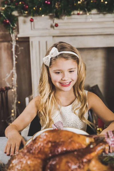 Jolie fille à la table de vacances — Photo de stock