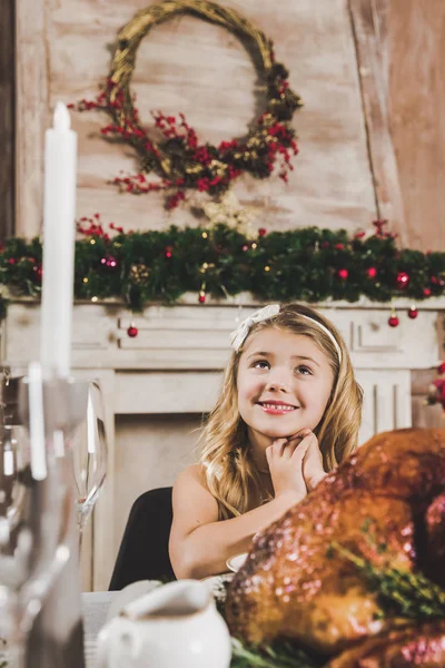 Jolie fille à la table de vacances — Photo de stock