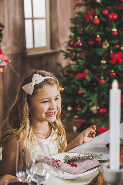 Jolie fille à la table de vacances — Photo de stock