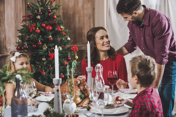 Bonne famille à la table de vacances — Photo de stock