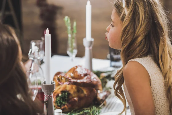 Jolie fille à la table de vacances — Photo de stock