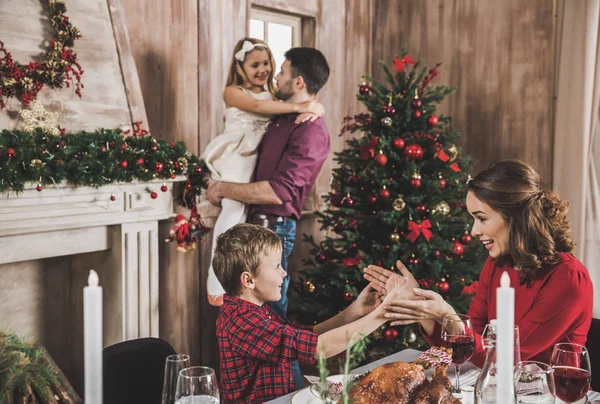 Familia feliz en Navidad - foto de stock