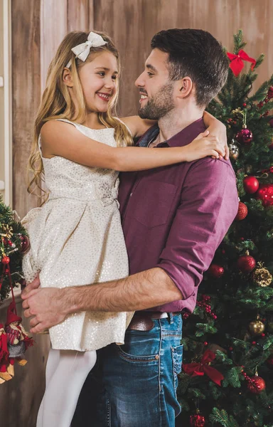 Счастливые отец и дочь возле рождественской елки — стоковое фото