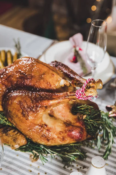 Pavo asado en mesa de vacaciones - foto de stock