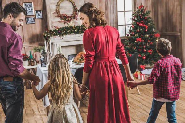 Familia feliz tomados de la mano - foto de stock