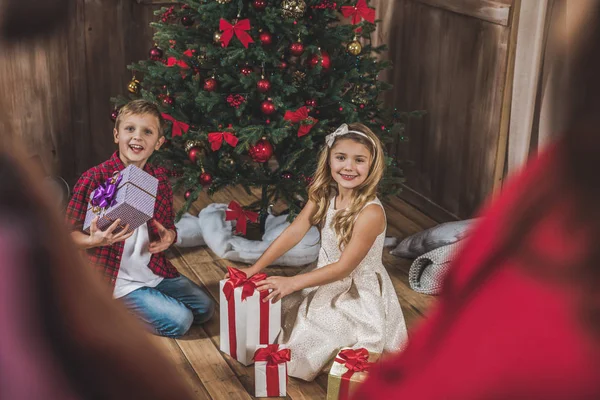 Bambini che aprono scatole regalo — Foto stock