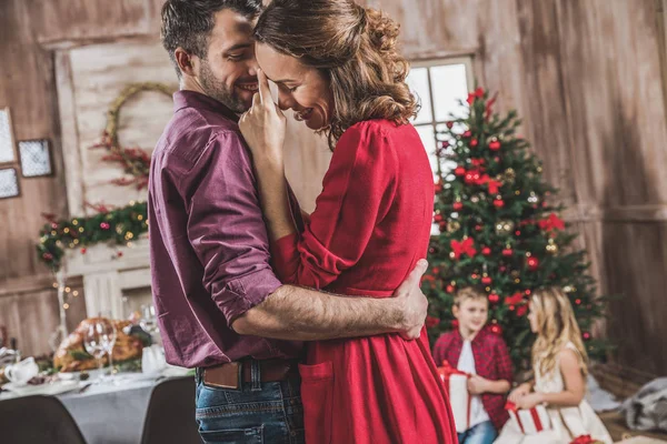 Улыбающаяся пара обнимается — стоковое фото