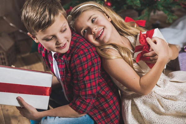 Siblings holding gift boxes — Stock Photo