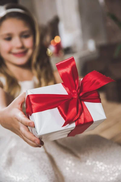 Girl holding gift box — Stock Photo