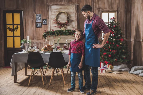 Vater und Sohn in blauen Schürzen — Stockfoto