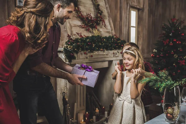 Ragazza che riceve regalo — Foto stock