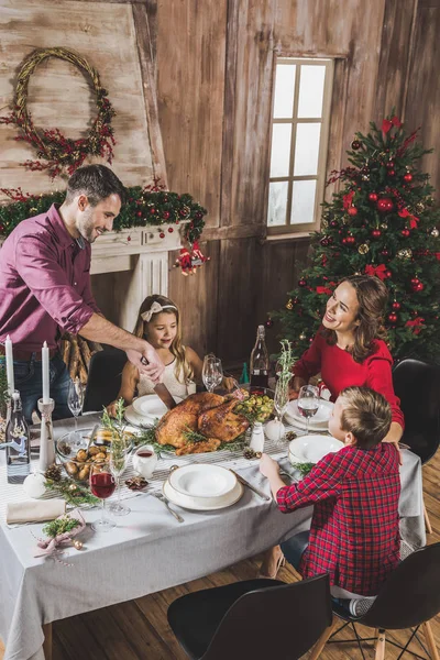 Familia teniendo cena de Navidad - foto de stock